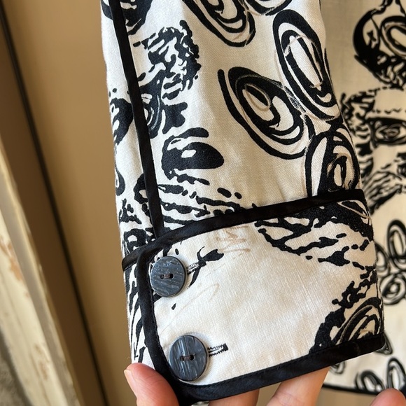 Chico’s XL Linen Blend Black Cream Abstract Floral Long Line Jacket 3/4 Sleeve - Picture 4 of 9